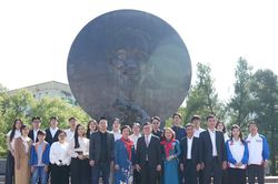 Đoàn công tác báo Nhân Dân dâng hoa tại Tượng đài Chủ tịch Hồ Chí Minh ở Moskva