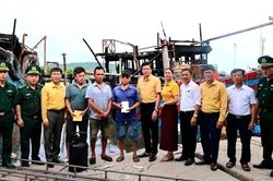 Nghệ An hỗ trợ c&aacute;c gia đ&igrave;nh c&oacute; t&agrave;u c&aacute; bị ch&aacute;y