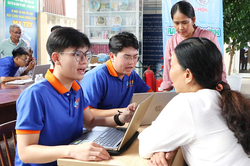 Tr&aacute;ch nhiệm, tận t&acirc;m, v&igrave; nh&acirc;n d&acirc;n phục vụ