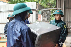 Quảng Ninh: Cán bộ, chiến sĩ Ban CHQS phường Cửa Ông hỗ trợ xử lý điểm sạt lở