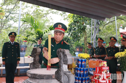 Thượng tướng Ph&ugrave;ng Sĩ Tấn kiểm tra c&ocirc;ng t&aacute;c r&agrave; ph&aacute; bom m&igrave;n v&agrave; t&igrave;m kiếm, quy tập h&agrave;i cốt liệt sĩ tại Tuy&ecirc;n Quang