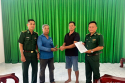 An Giang: Đồn Bi&ecirc;n ph&ograve;ng L&igrave;nh Huỳnh hỗ trợ t&igrave;m người đ&aacute;nh rơi v&iacute; tiền