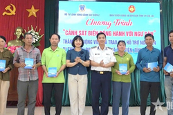 V&ugrave;ng Cảnh s&aacute;t biển 2: Thăm hỏi c&aacute;c gia đ&igrave;nh ngư d&acirc;n gặp nạn do hỏa hoạn