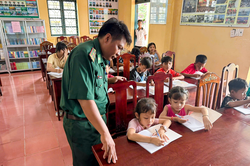 Bộ đội Biên phòng TP Cần Thơ khai giảng lớp dạy tiếng Khmer cho học sinh dịp hè
