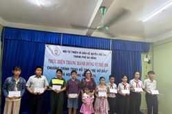 Trao 47 suất quà và học bổng cho trẻ mồ côi, học sinh có hoàn cảnh khó khăn