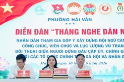 Diễn đ&agrave;n 'Nh&acirc;n d&acirc;n g&oacute;p &yacute; x&acirc;y dựng c&aacute;n bộ, c&ocirc;ng chức, vi&ecirc;n chức v&agrave; lực lượng vũ trang phường Hải V&acirc;n'