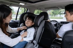 Phạt cảnh c&aacute;o khi chở trẻ dưới 10 tuổi kh&ocirc;ng c&oacute; ghế trẻ em từ 15/8