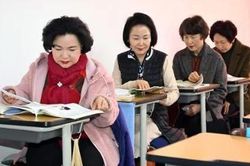 Ngôi trường của những nữ sinh 'tóc bạc' đứng trước nguy cơ đóng cửa