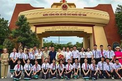 Đo&agrave;n Trường song ngữ L&agrave;o - Việt Nam Nguyễn Du trải nghiệm văn h&oacute;a, lịch sử Việt Nam