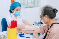 Từ 1/7, H&agrave; Nội triển khai kh&aacute;m sức khỏe định kỳ miễn ph&iacute; cho người d&acirc;n