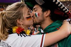 B&ugrave;ng nổ ứng dụng hẹn h&ograve; m&ugrave;a World Cup 2026: Lễ hội t&igrave;nh y&ecirc;u chớp nho&aacute;ng hay cạm bẫy b&ecirc;n lề s&acirc;n cỏ?