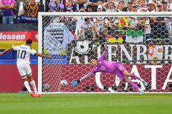 Người hùng Paraguay nói gì khi loại thần tượng khỏi World Cup?