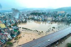 Mưa lớn, người dân Quảng Ninh bì bõm chạy lũ trong đêm