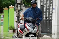 Nhiều phố trung tâm Hải Phòng ngập sâu từ sáng đến trưa