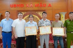 Ba người cứu một phụ nữ tâm thần nhảy xuống dòng nước xiết lúc rạng sáng