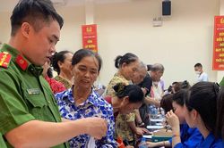 '&Aacute;o xanh' Thủ đ&ocirc; hỗ trợ thu nhận mẫu ADN th&acirc;n nh&acirc;n liệt sĩ