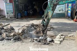 Hà Nội: Vỉa hè vừa 'thay áo mới' đã tiếp tục đào lên thi công cống thoát nước