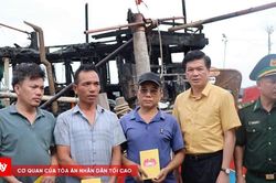 Kịp thời hỗ trợ ngư d&acirc;n sau vụ ch&aacute;y 3 t&agrave;u c&aacute;
