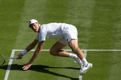 Jannik Sinner thoát hiểm nghẹt thở ngày ra quân Wimbledon