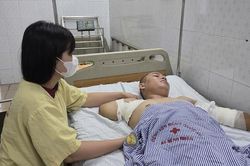 Vợ trẻ đau đớn chứng kiến người chồng mỗi ngày mất thêm một phần cơ thể