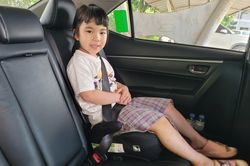 Phạt cảnh c&aacute;o t&agrave;i xế &ocirc; t&ocirc; kh&ocirc;ng d&ugrave;ng ghế an to&agrave;n cho trẻ em l&agrave; thế n&agrave;o?