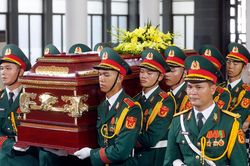 Tiễn biệt Anh h&ugrave;ng La Văn Cầu về với đất mẹ