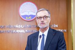 Đại sứ Pháp Olivier Brochet: AI không thể thay thế phẩm chất của con người