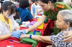 Cụ b&agrave; gần 80 tuổi ở H&agrave; Nội khắc khoải mong đ&oacute;n anh trai liệt sĩ trở về qu&ecirc; hương