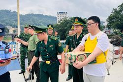 Bàn giao 19 đối tượng người Trung Quốc cho Cục Công an Châu Hồng Hà