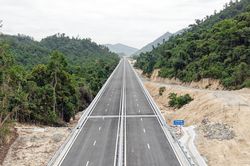 Hết thời đua nhau bỏ gi&aacute; thấp, nh&agrave; thầu x&acirc;y dựng chật vật v&igrave; 2 điểm nghẽn