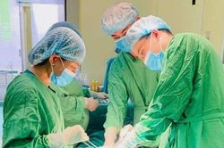 Đau bụng tuổi dậy thì, bé gái bất ngờ có khối u buồng trứng xoắn 12cm