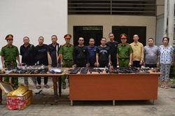 Triệt ph&aacute; đường d&acirc;y chế tạo, mua b&aacute;n tr&aacute;i ph&eacute;p vũ kh&iacute; qu&acirc;n dụng, khởi tố 30 bị can