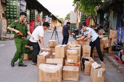 Triệt ph&aacute; đường d&acirc;y sản xuất, ti&ecirc;u thụ sữa tắm giả, dầu gội giả quy m&ocirc; cực lớn