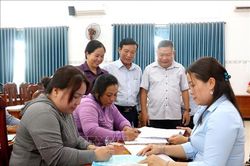 Đồng hành cùng phụ nữ lựa chọn mô hình sinh kế phù hợp