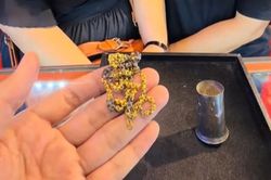 Mẹ nhặt được vàng từ bãi rác, con gái mang đi kiểm tra thì sốc nặng