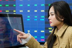VN-Index tiếp tục t&iacute;ch lũy, nh&agrave; đầu tư n&ecirc;n chờ nhịp điều chỉnh để giải ng&acirc;n