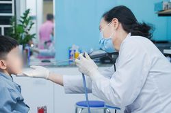 Sai lầm nguy hiểm cha mẹ hay mắc khiến trẻ dễ bị viêm thanh quản cấp vào mùa hè