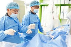Người đàn ông 43 tuổi bất ngờ thành bệnh nhân khi đưa con đi khám