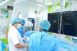 Đưa con đi khám, người cha bất ngờ phải cấp cứu vì nhồi máu cơ tim giữa đường