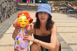 Son Dam Bi khoe kỳ nghỉ hè bên chồng và con gái, vóc dáng thon gọn sau sinh gây chú ý