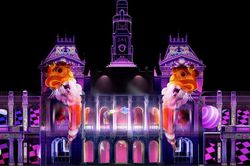 Trụ sở UBND TPHCM được thắp sáng bằng công nghệ 3D Mapping, mừng 50 năm ngày thành phố mang tên Bác