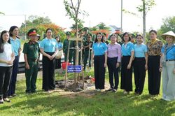 Chủ tịch Hội LHPN Việt Nam Lê Thị Thủy trồng cây tại công trình 'Vườn cây Đại đoàn kết'