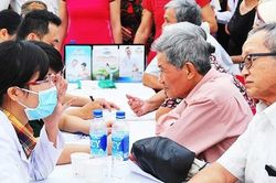 Miễn phí bảo hiểm y tế cho người từ 65 tuổi: 'Tấm đệm an sinh' từ những điều bình dị