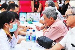 Miễn phí bảo hiểm y tế cho người từ 65 tuổi: 'Tấm đệm an sinh' từ những điều bình dị