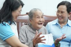Chủ tịch Hội LHPN Việt Nam L&ecirc; Thị Thủy thăm, tặng qu&agrave; Mẹ Việt Nam anh h&ugrave;ng, gia đ&igrave;nh ch&iacute;nh s&aacute;ch tại T&acirc;y Ninh