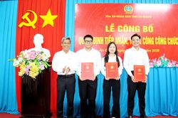 TAND tỉnh An Giang công bố quyết định tiếp nhận, phân công công chức