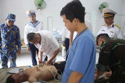 Giành giật sự sống cho ngư dân do lặn sâu 40m ở Trường Sa