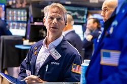 Dow Jones cao chưa từng thấy, giá dầu tăng trở lại