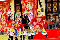 H&aacute;t bội đang đến gần c&ocirc;ng ch&uacute;ng