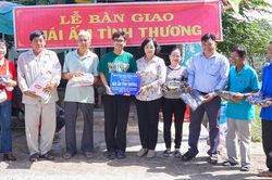 B&agrave;n giao 2 căn nh&agrave; M&aacute;i ấm t&igrave;nh thương tại x&atilde; Ph&uacute; T&acirc;n